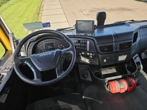 Deska rozdzielcza i stanowisko kierowcy — Iveco AD260S42 z 2019 roku