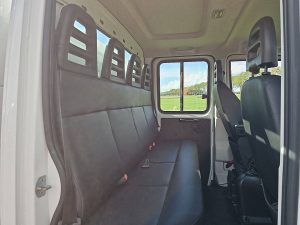 Rzędy siedzeń i ścianka działowa — Iveco DAILY 35C16 3.0 160 DC KIPPER z 2024 roku
