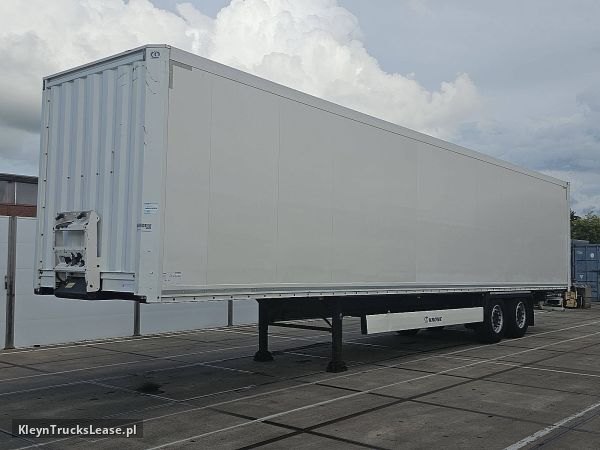 Krone N/A z 2016 roku, naczepa z zagranicy — przód pojazdu