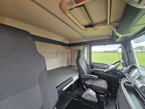 Fotele i leżanka w kabinie — MAN 18.420 TGX XL 398TKM z 2019 roku