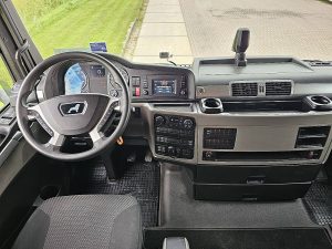 Deska rozdzielcza i stanowisko kierowcy — MAN 18.420 TGX XL 398TKM z 2019 roku