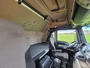 Fotele i leżanka w kabinie — MAN 18.460 TGX z 2017 roku
