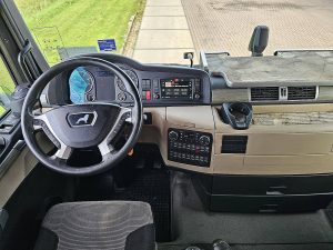 Deska rozdzielcza i stanowisko kierowcy — MAN 18.460 TGX z 2017 roku