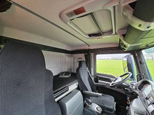 Fotele i leżanka w kabinie — MAN 18.480 TGS z 2016 roku