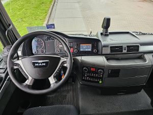 Deska rozdzielcza i stanowisko kierowcy — MAN 18.480 TGS z 2016 roku