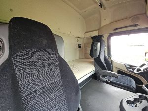 Fotele i leżanka w kabinie — Mercedes-Benz ACTROS 1836 LS z 2014 roku