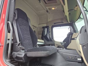 Wnętrze kabiny — Mercedes-Benz ACTROS 1836 LS z 2014 roku