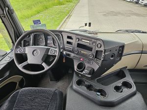 Deska rozdzielcza i stanowisko kierowcy — Mercedes-Benz ACTROS 1836 LS z 2014 roku