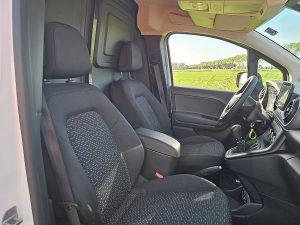 Wnętrze kabiny — Mercedes-Benz CITAN 110 CDI Long Airco Mbux Eur6 z 2024 roku