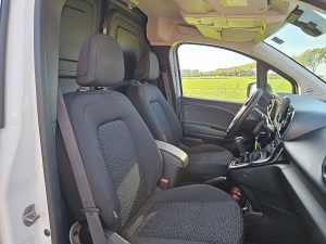 Wnętrze kabiny — Mercedes-Benz CITAN 110 CDI Long Airco Mbux Eur6 z 2024 roku