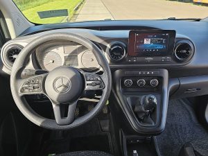 Deska rozdzielcza i stanowisko kierowcy — Mercedes-Benz CITAN 110 CDI Long Airco Mbux Eur6 z 2024 roku