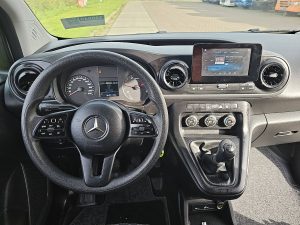 Deska rozdzielcza i stanowisko kierowcy — Mercedes-Benz CITAN 110 CDI Long Airco Mbux Eur6 z 2024 roku
