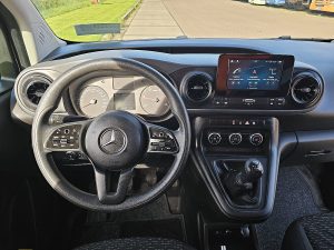 Deska rozdzielcza i stanowisko kierowcy — Mercedes-Benz CITAN 110 CDI Long Airco Mbux Eur6 z 2024 roku