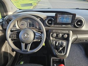 Deska rozdzielcza i stanowisko kierowcy — Mercedes-Benz CITAN 110 CDI Long Airco Mbux Eur6 z 2024 roku