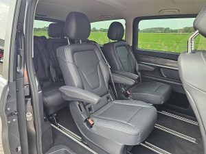 Rzędy siedzeń i ścianka działowa — Mercedes-Benz EQV 300 L2 Navi 7-Persoons z 2024 roku