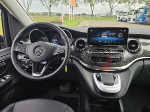 Deska rozdzielcza i stanowisko kierowcy — Mercedes-Benz EQV 300 L2 Navi 7-Persoons z 2024 roku
