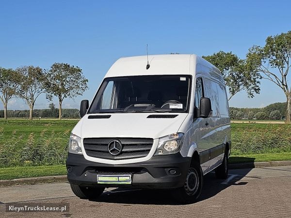 Mercedes-Benz SPRINTER 213 z 2016 roku, blaszak z zagranicy — przód pojazdu