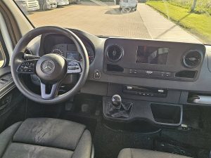 Deska rozdzielcza i stanowisko kierowcy — Mercedes-Benz SPRINTER 314 z 2019 roku