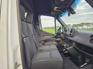 Wnętrze kabiny — Mercedes-Benz SPRINTER 317 L3H2 Maxi Mbux Autom z 2022 roku