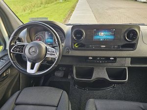 Deska rozdzielcza i stanowisko kierowcy — Mercedes-Benz SPRINTER 317 L3H2 Maxi Mbux Autom z 2022 roku
