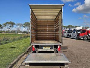 Przestrzeń ładunkowa — Mercedes-Benz SPRINTER 516 Bakwagen Laadklep! z 2017 roku