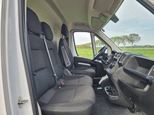 Wnętrze kabiny — Opel MOVANO 2.2 L2H2 Airco Euro6 z 2024 roku