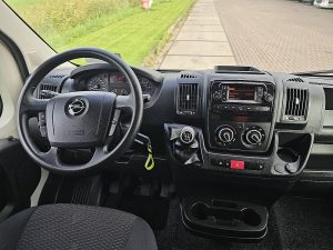 Deska rozdzielcza i stanowisko kierowcy — Opel MOVANO 2.2 L2H2 Airco Euro6 z 2024 roku