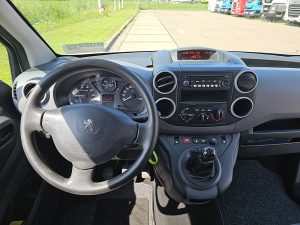 Deska rozdzielcza i stanowisko kierowcy — Peugeot PARTNER 1.6 HDI Airco APK: 20-4-2027 z 2014 roku