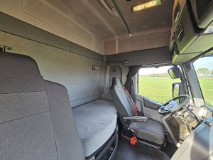 Fotele i leżanka w kabinie — Renault C 380 Platform 21Ton z 2014 roku