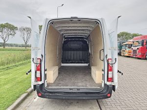 Przestrzeń ładunkowa — Renault MASTER 2.3 DCI 150 RED L3H2 z 2024 roku