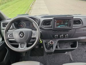 Deska rozdzielcza i stanowisko kierowcy — Renault MASTER 2.3 DCI 150 RED L3H2 z 2024 roku