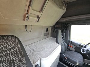 Fotele i leżanka w kabinie — Scania R500 z 2022 roku