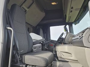 Wnętrze kabiny — Scania R500 z 2022 roku