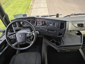 Deska rozdzielcza i stanowisko kierowcy — Scania R500 z 2022 roku