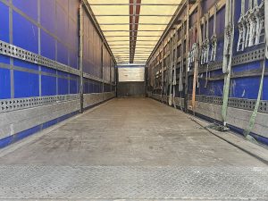 Przestrzeń ładunkowa — Schmitz SCB*S3T STANDARD 2X LIFTAXLE ALU BARS z 2020 roku