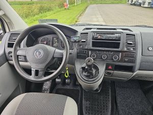 Deska rozdzielcza i stanowisko kierowcy — Volkswagen TRANSPORTER 2.0 TDI L2 140Pk z 2013 roku