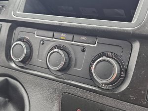 Wyposażenie specjalne wnętrza — Volkswagen TRANSPORTER 2.0 TDI L2 140Pk z 2013 roku