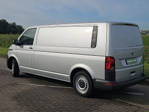Strona kierowcy z tyłu — Volkswagen TRANSPORTER 2.0 TDI L2H1 LED Navi Autom. z 2021 roku