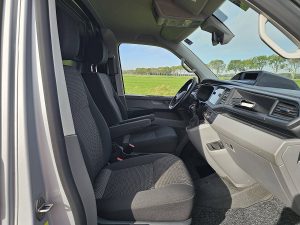 Wnętrze kabiny — Volkswagen TRANSPORTER 2.0 TDI L2H1 LED Navi Autom. z 2021 roku