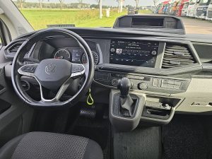 Deska rozdzielcza i stanowisko kierowcy — Volkswagen TRANSPORTER 2.0 TDI L2H1 LED Navi Autom. z 2021 roku