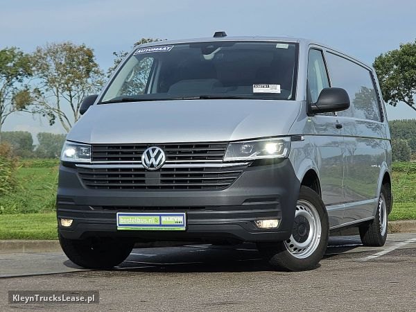 Volkswagen TRANSPORTER 2.0 TDI L2H1 LED Navi Autom. z 2021 roku, blaszak z zagranicy — przód pojazdu