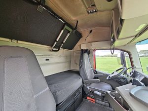 Fotele i leżanka w kabinie — Volvo FH 460 z 2019 roku