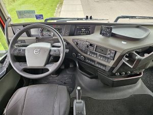 Deska rozdzielcza i stanowisko kierowcy — Volvo FH 460 z 2019 roku