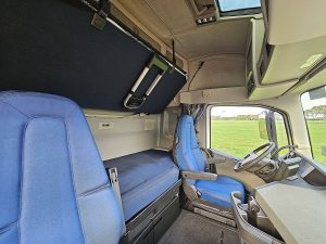 Fotele i leżanka w kabinie — Volvo FH 460 z 2021 roku