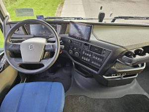 Deska rozdzielcza i stanowisko kierowcy — Volvo FH 460 z 2021 roku