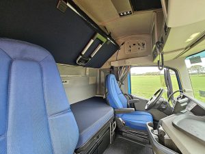Fotele i leżanka w kabinie — Volvo FH 460 z 2022 roku
