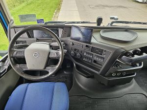 Deska rozdzielcza i stanowisko kierowcy — Volvo FH 460 z 2022 roku