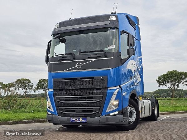 Volvo FH 460 z 2022 roku, ciągnik siodłowy z zagranicy — przód pojazdu