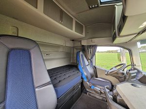 Fotele i leżanka w kabinie — Volvo FH 500 z 2022 roku