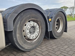 Opony z dobrym bieżnikiem — Volvo FH 500 z 2022 roku